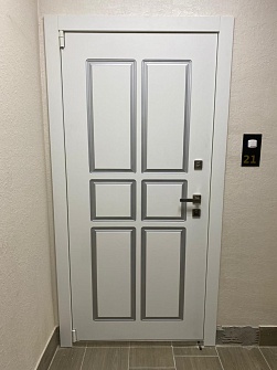 Квартирная белая дверь с геометрическим рисунком